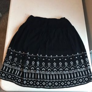 BLACK SKIRT W DECORATIVE STITCHING